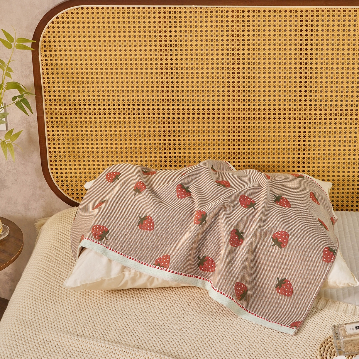 91家纺网 家纺一手货源 找家纺 棠薇家纺 2026新款绑带款枕巾全棉纯棉四层斜纹纱布枕巾  防滑防脱落纯棉枕头巾 绑带款甜心草莓