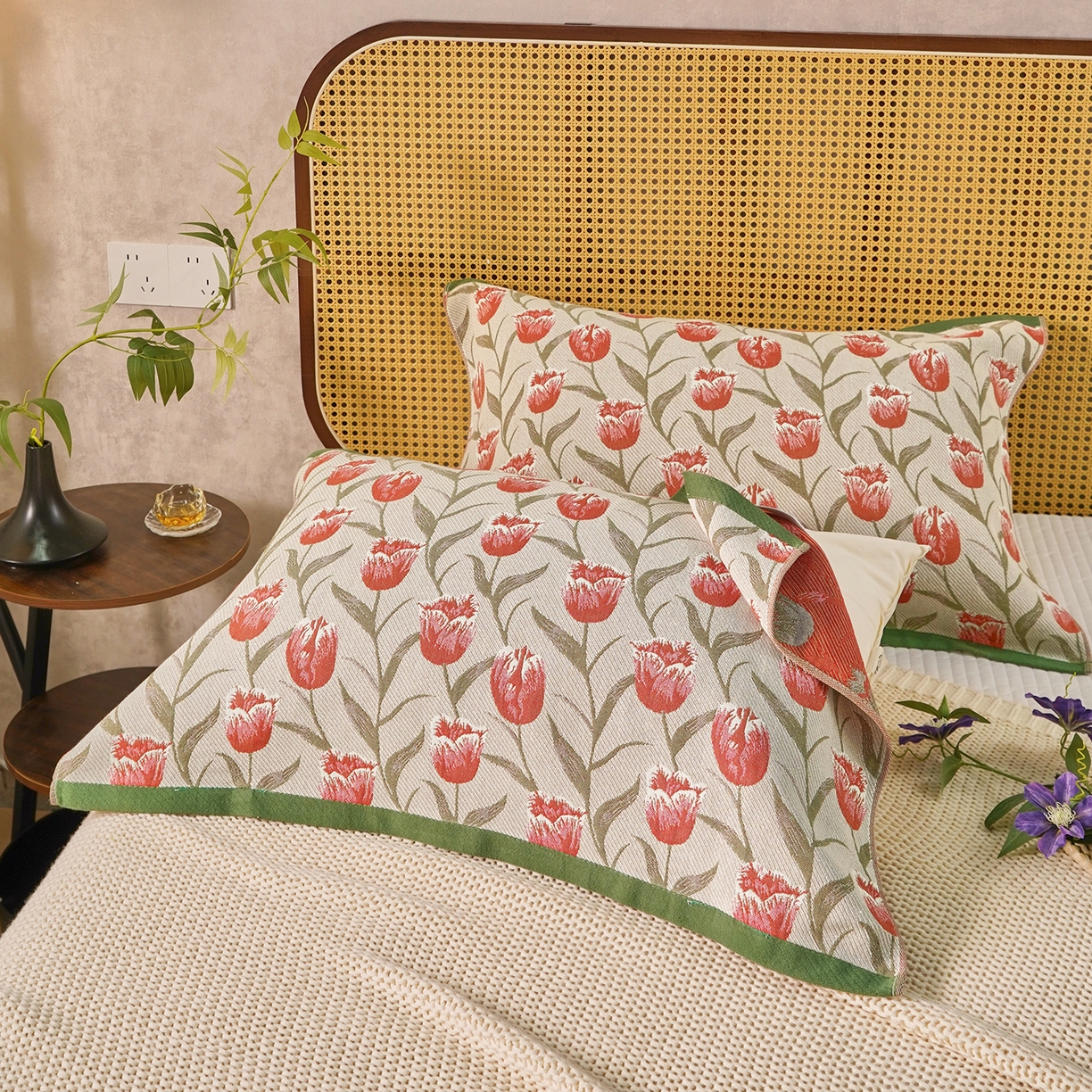 91家纺网 家纺一手货源 找家纺 棠薇家纺 2026新款绑带款枕巾全棉纯棉四层斜纹纱布枕巾  防滑防脱落纯棉枕头巾 绑带款郁金香