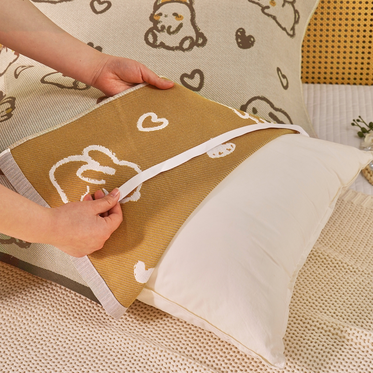 91家纺网 家纺一手货源 找家纺 棠薇家纺 2026新款绑带款枕巾全棉纯棉四层斜纹纱布枕巾  防滑防脱落纯棉枕头巾 绑带款爱心兔