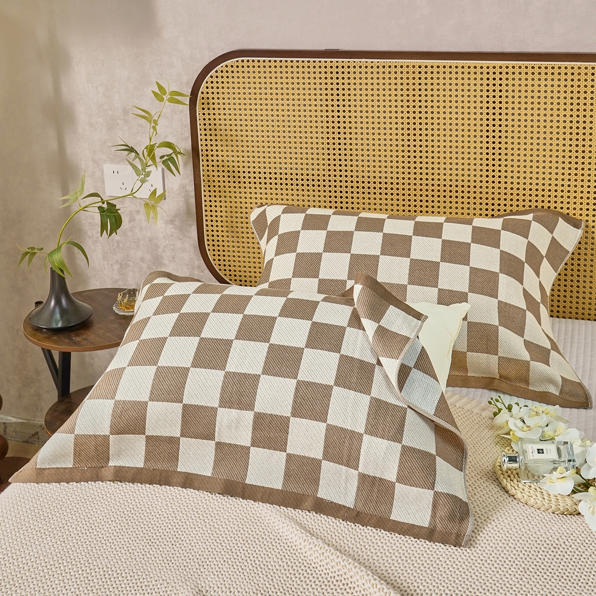 91家纺网 家纺一手货源 找家纺 棠薇家纺 2026新款绑带款枕巾全棉纯棉四层斜纹纱布枕巾  防滑防脱落纯棉枕头巾 绑带款棋盘格