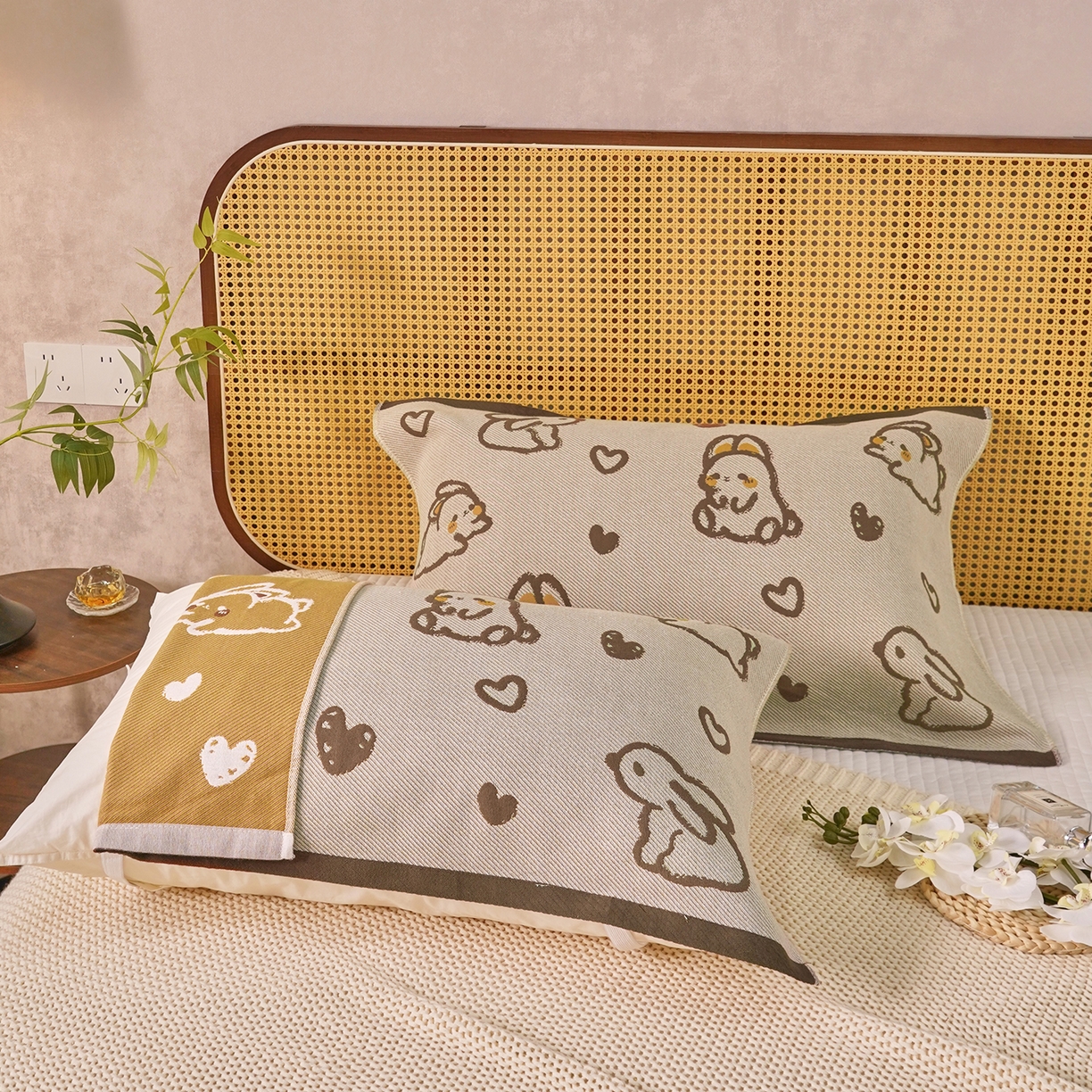 91家纺网 家纺一手货源 找家纺 棠薇家纺 2026新款绑带款枕巾全棉纯棉四层斜纹纱布枕巾  防滑防脱落纯棉枕头巾 绑带款爱心兔