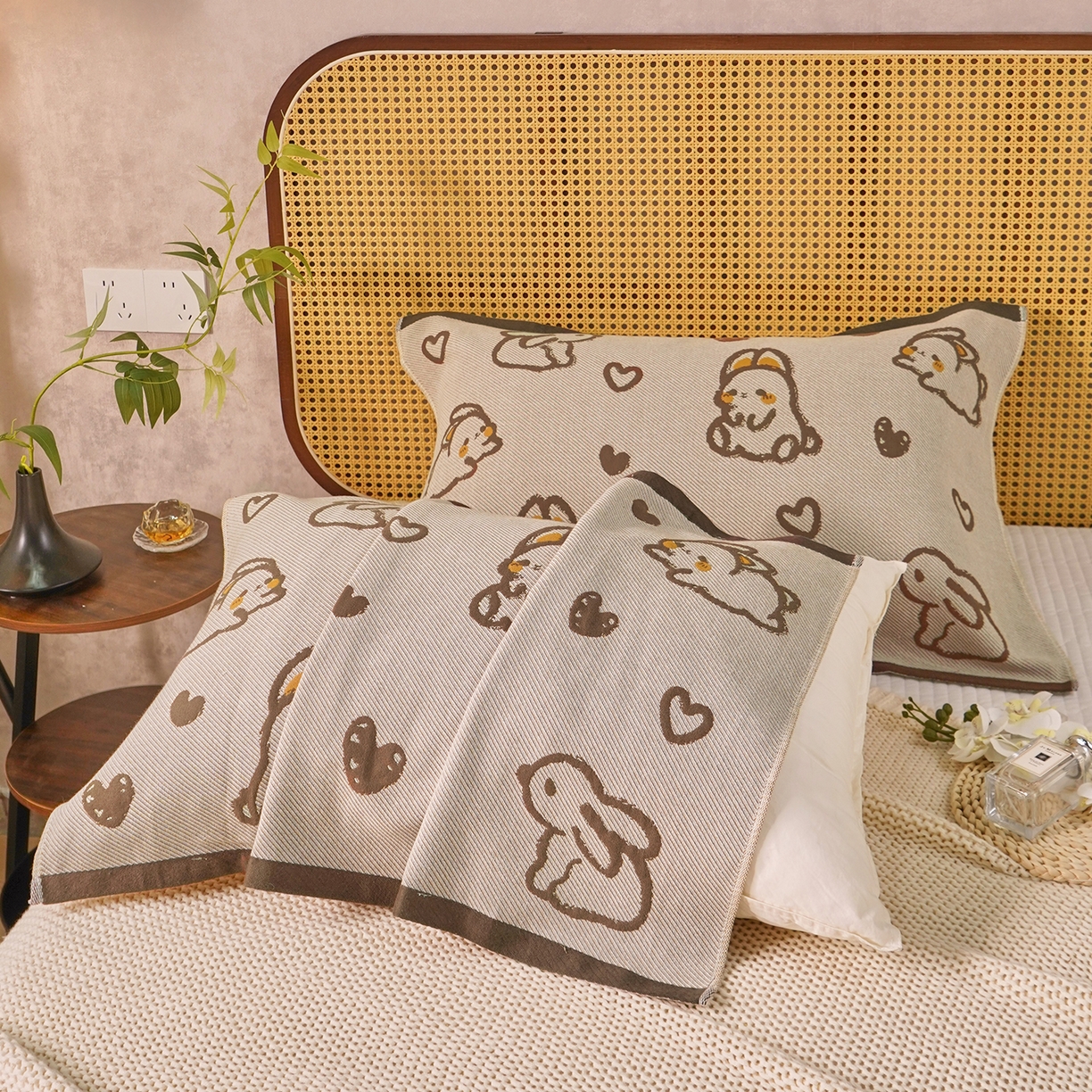 91家纺网 家纺一手货源 找家纺 棠薇家纺 2026新款绑带款枕巾全棉纯棉四层斜纹纱布枕巾  防滑防脱落纯棉枕头巾 绑带款爱心兔