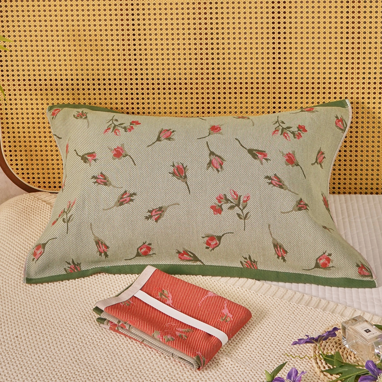 91家纺网 家纺一手货源 找家纺 棠薇家纺 2026新款绑带款枕巾全棉纯棉四层斜纹纱布枕巾  防滑防脱落纯棉枕头巾 绑带款花季绿