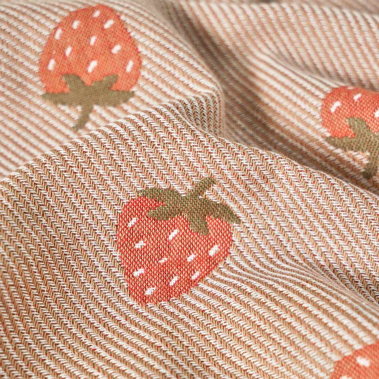 91家纺网 家纺一手货源 找家纺 棠薇家纺 2026新款绑带款枕巾全棉纯棉四层斜纹纱布枕巾  防滑防脱落纯棉枕头巾 绑带款甜心草莓