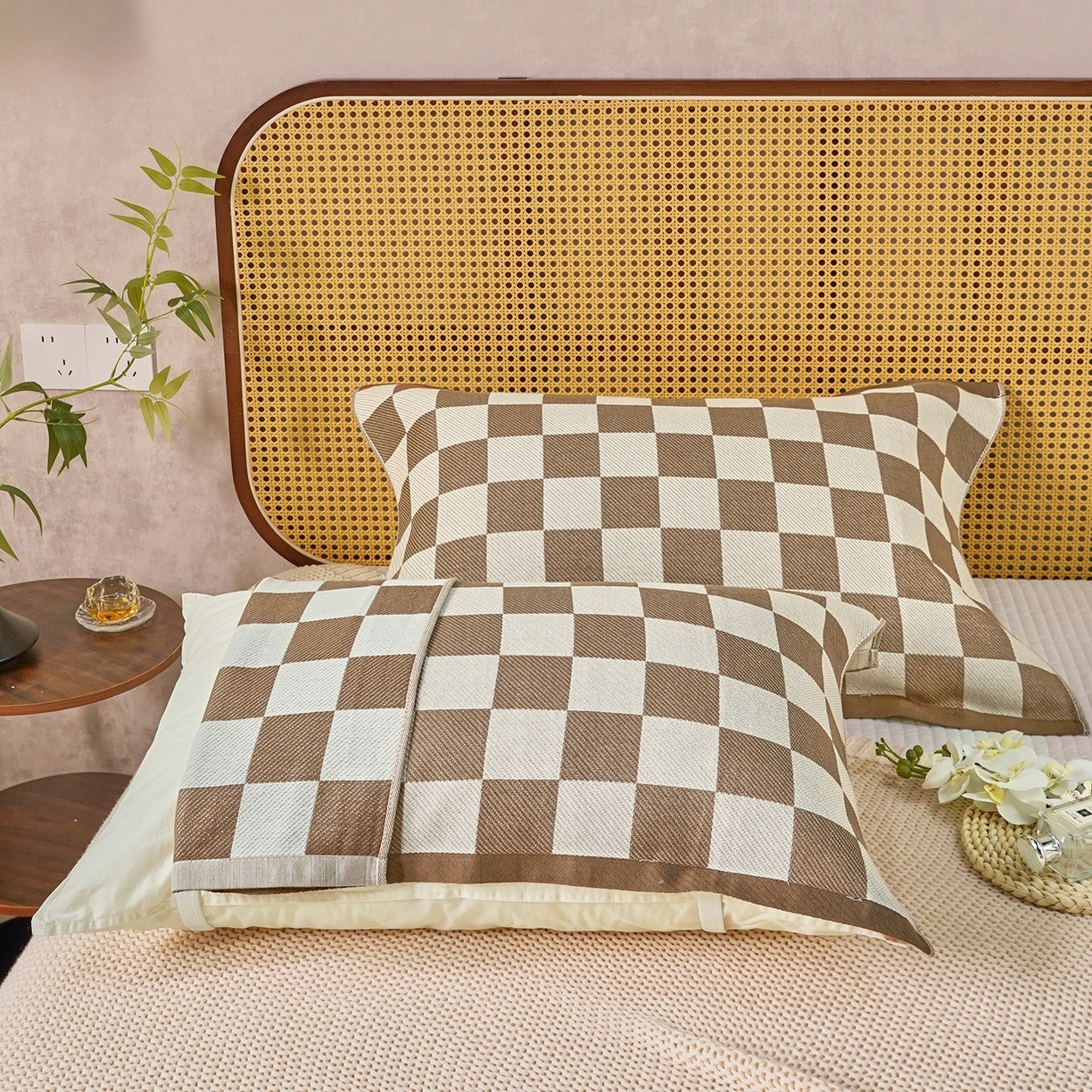 91家纺网 家纺一手货源 找家纺 棠薇家纺 2026新款绑带款枕巾全棉纯棉四层斜纹纱布枕巾  防滑防脱落纯棉枕头巾 绑带款棋盘格