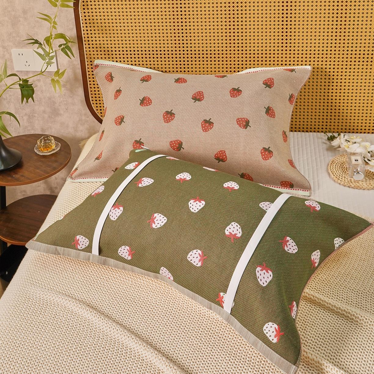 91家纺网 家纺一手货源 找家纺 棠薇家纺 2026新款绑带款枕巾全棉纯棉四层斜纹纱布枕巾  防滑防脱落纯棉枕头巾 绑带款甜心草莓