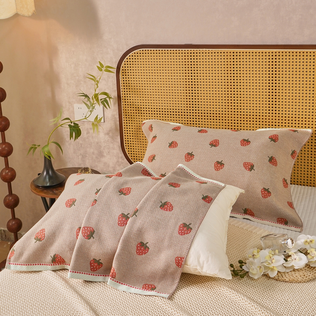 91家纺网 家纺一手货源 找家纺 棠薇家纺 2026新款绑带款枕巾全棉纯棉四层斜纹纱布枕巾  防滑防脱落纯棉枕头巾 绑带款甜心草莓