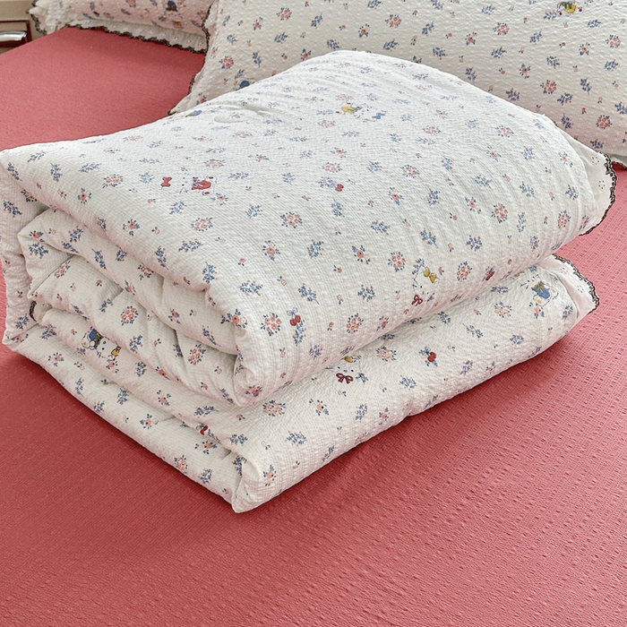 91家纺网 家纺一手货源 找家纺 （总）桔禾家纺 2026新款高克重小清新可爱风泡芙棉全棉镂空花边款夏被四件套夏凉被空调被四件套