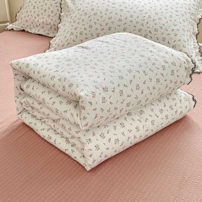 91家纺网 家纺一手货源 找家纺 （总）桔禾家纺 2026新款高克重小清新可爱风泡芙棉全棉镂空花边款夏被四件套夏凉被空调被四件套