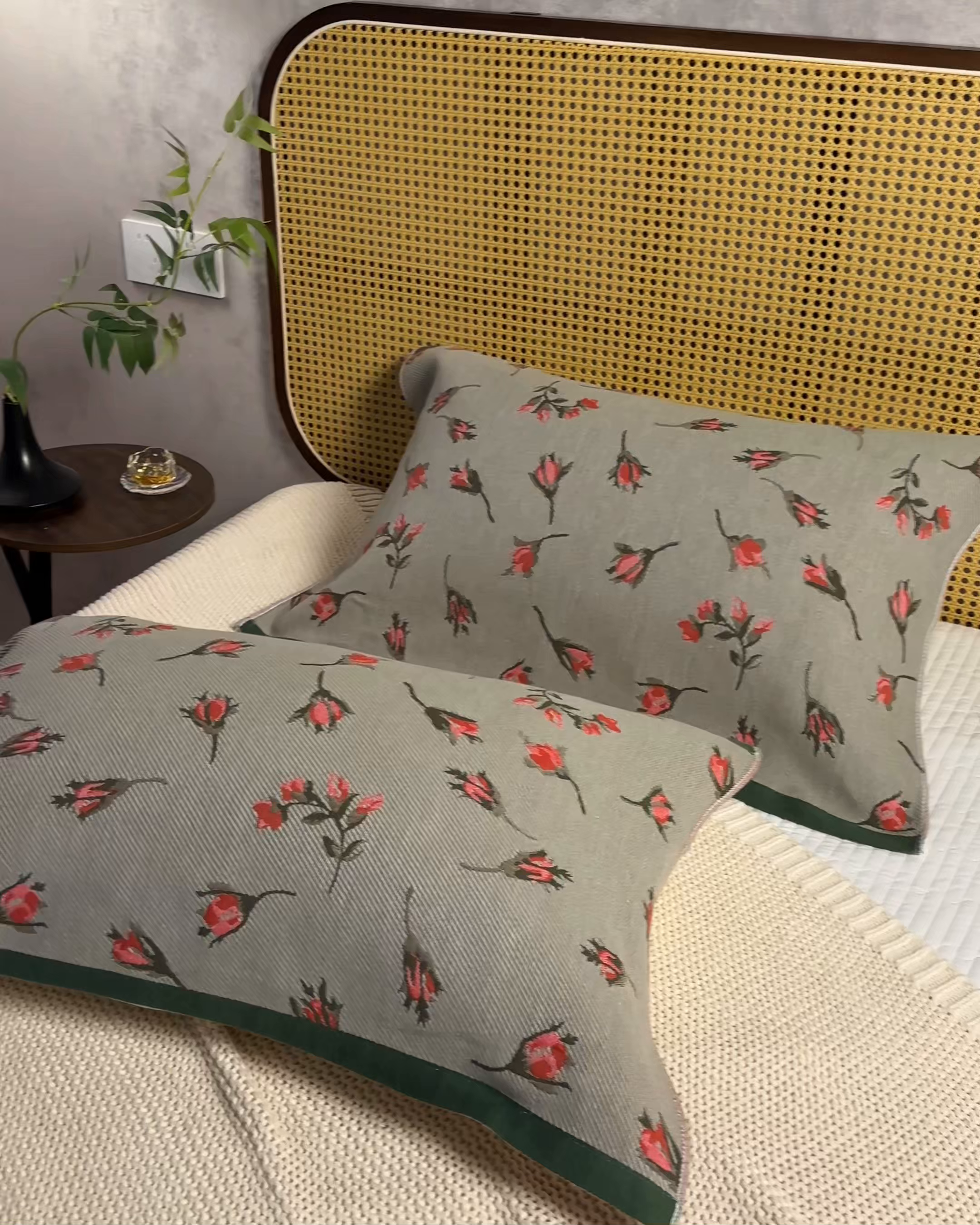 91家纺网 家纺一手货源 找家纺 棠薇家纺 2026新款绑带款枕巾全棉纯棉四层斜纹纱布枕巾  防滑防脱落纯棉枕头巾 绑带款花季绿