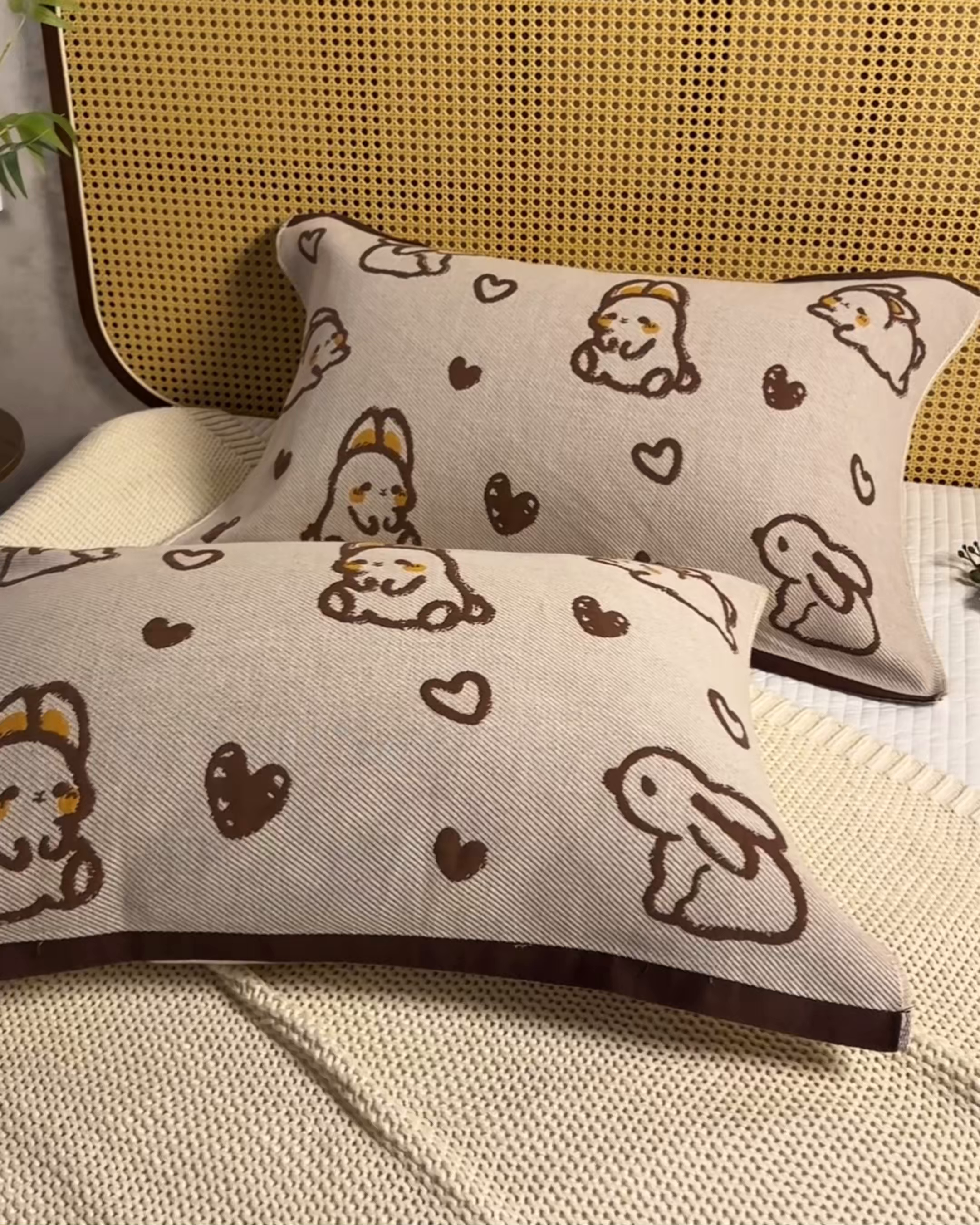 91家纺网 家纺一手货源 找家纺 棠薇家纺 2026新款绑带款枕巾全棉纯棉四层斜纹纱布枕巾  防滑防脱落纯棉枕头巾 绑带款爱心兔