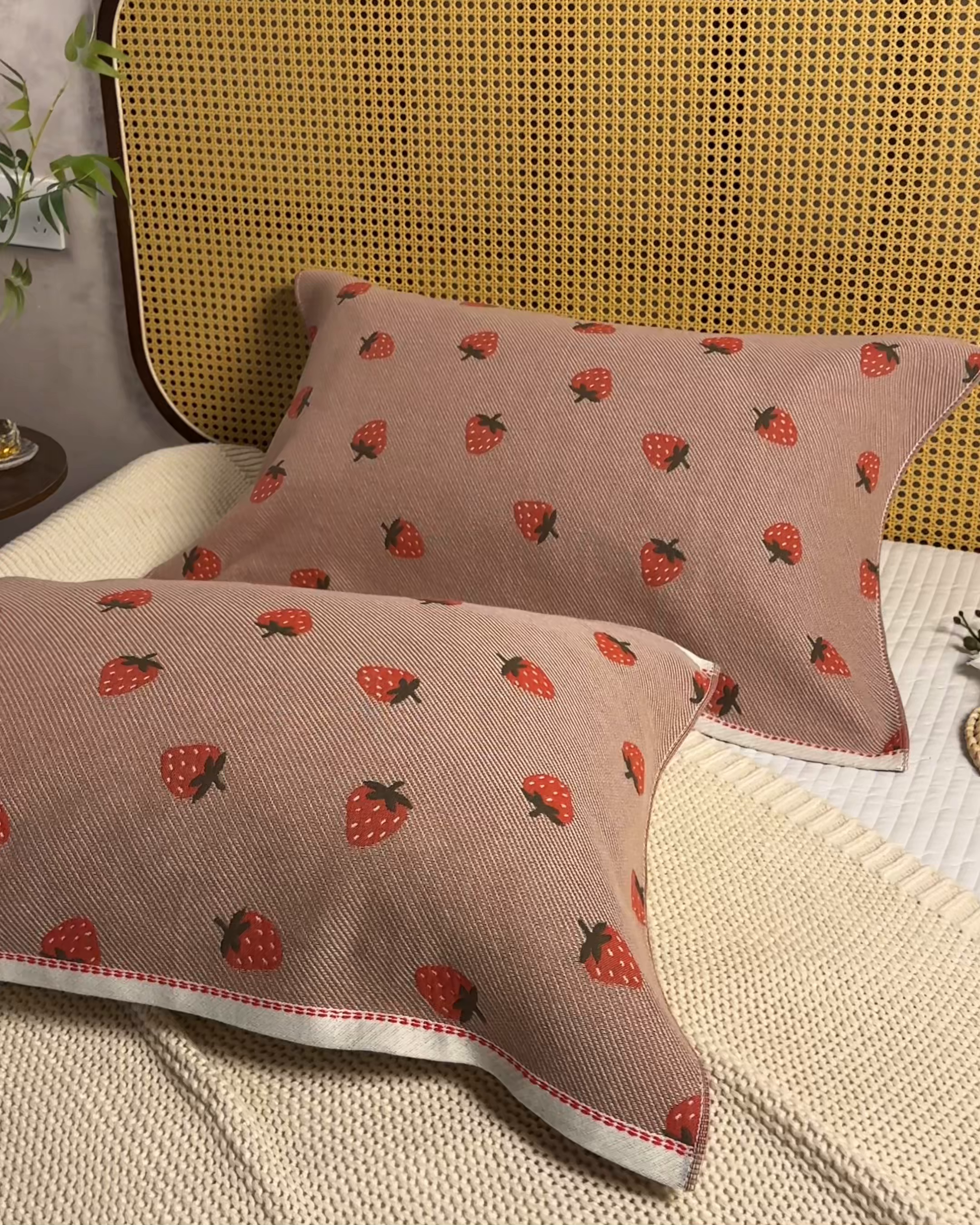 91家纺网 家纺一手货源 找家纺 棠薇家纺 2026新款绑带款枕巾全棉纯棉四层斜纹纱布枕巾  防滑防脱落纯棉枕头巾 绑带款甜心草莓