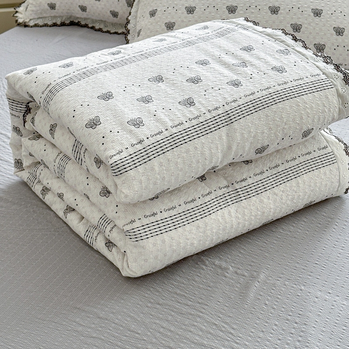 桔禾家纺 2026新款高克重小清新可爱风泡芙棉全棉镂空花边款夏被四件套夏凉被空调被四件套 蝶语