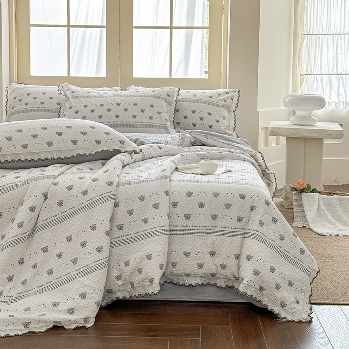 91家纺网 家纺一手货源 找家纺 桔禾家纺 2026新款高克重小清新可爱风泡芙棉全棉镂空花边款夏被四件套夏凉被空调被四件套 蝶语