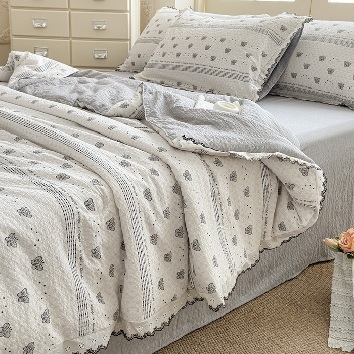 91家纺网 家纺一手货源 找家纺 桔禾家纺 2026新款高克重小清新可爱风泡芙棉全棉镂空花边款夏被四件套夏凉被空调被四件套 蝶语