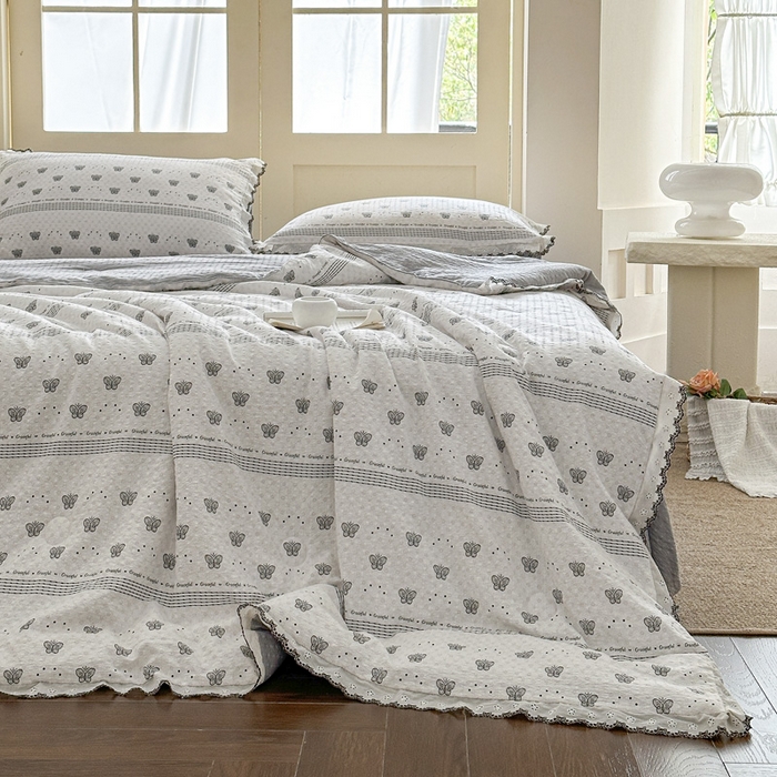 91家纺网 家纺一手货源 找家纺 桔禾家纺 2026新款高克重小清新可爱风泡芙棉全棉镂空花边款夏被四件套夏凉被空调被四件套 蝶语