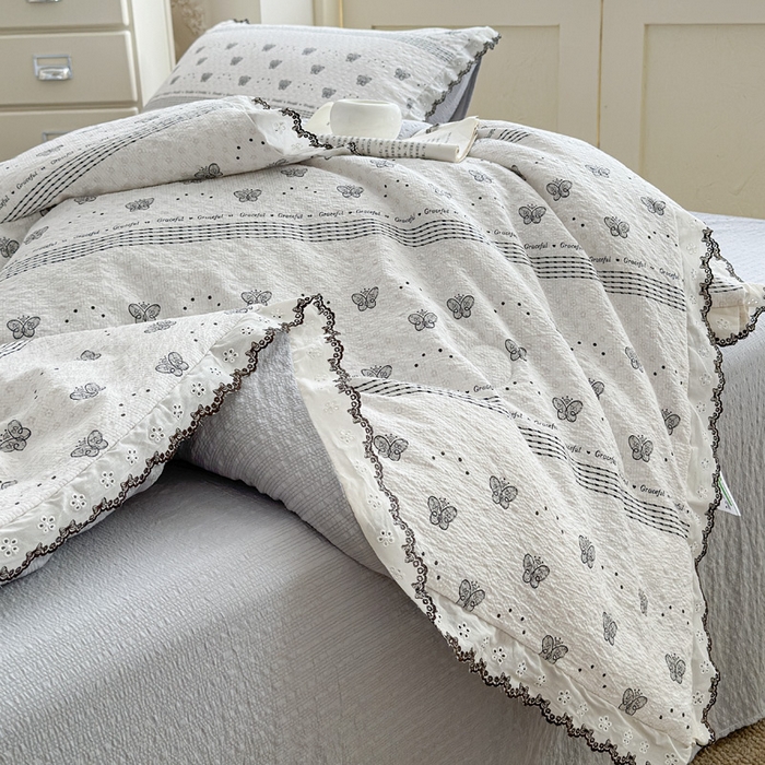 91家纺网 家纺一手货源 找家纺 桔禾家纺 2026新款高克重小清新可爱风泡芙棉全棉镂空花边款夏被四件套夏凉被空调被四件套 蝶语
