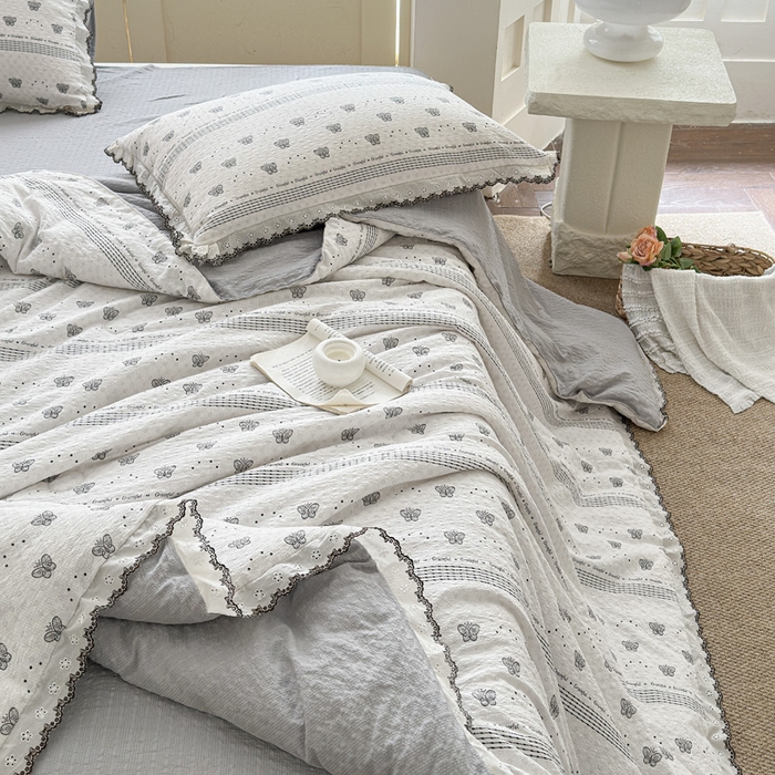 91家纺网 家纺一手货源 找家纺 桔禾家纺 2026新款高克重小清新可爱风泡芙棉全棉镂空花边款夏被四件套夏凉被空调被四件套 蝶语