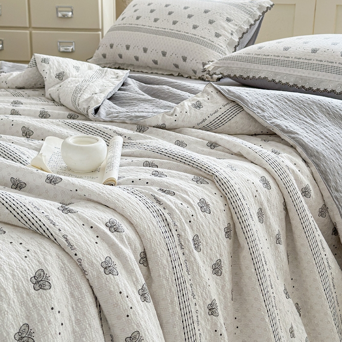 91家纺网 家纺一手货源 找家纺 桔禾家纺 2026新款高克重小清新可爱风泡芙棉全棉镂空花边款夏被四件套夏凉被空调被四件套 蝶语