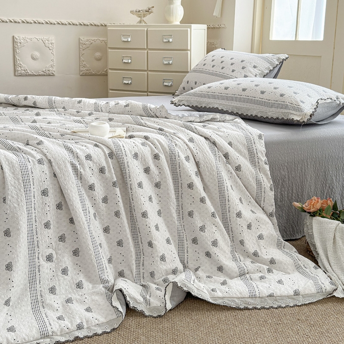 91家纺网 家纺一手货源 找家纺 桔禾家纺 2026新款高克重小清新可爱风泡芙棉全棉镂空花边款夏被四件套夏凉被空调被四件套 蝶语