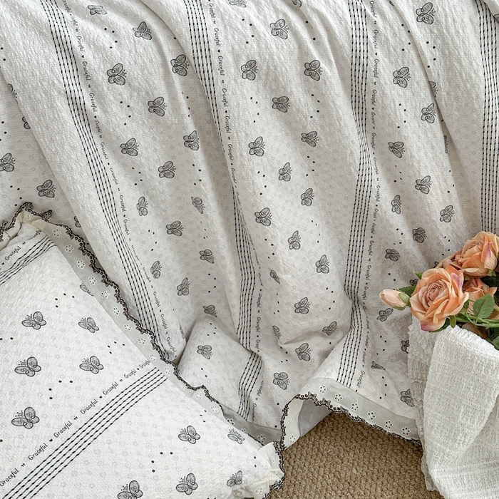 91家纺网 家纺一手货源 找家纺 桔禾家纺 2026新款高克重小清新可爱风泡芙棉全棉镂空花边款夏被四件套夏凉被空调被四件套 蝶语