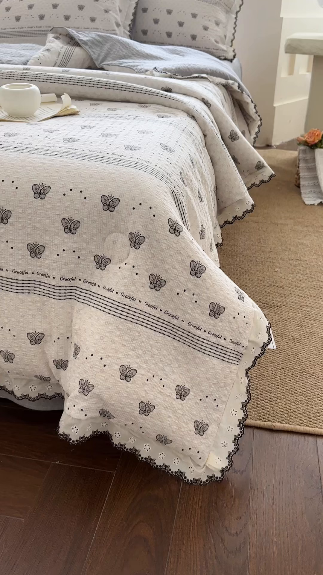 91家纺网 家纺一手货源 找家纺 桔禾家纺 2026新款高克重小清新可爱风泡芙棉全棉镂空花边款夏被四件套夏凉被空调被四件套 蝶语