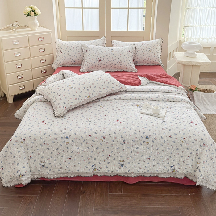 91家纺网 家纺一手货源 找家纺 桔禾家纺 2026新款高克重小清新可爱风泡芙棉全棉镂空花边款夏被四件套夏凉被空调被四件套 花町软猫