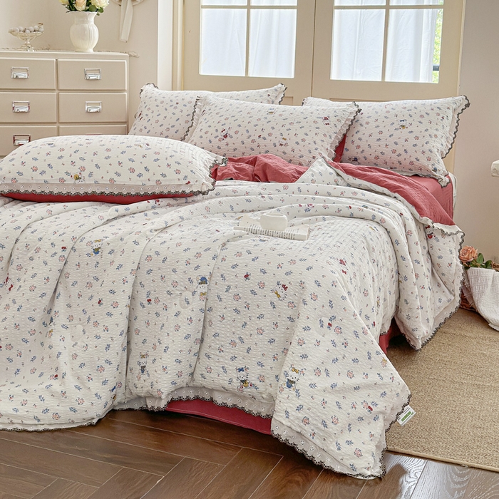 91家纺网 家纺一手货源 找家纺 桔禾家纺 2026新款高克重小清新可爱风泡芙棉全棉镂空花边款夏被四件套夏凉被空调被四件套 花町软猫