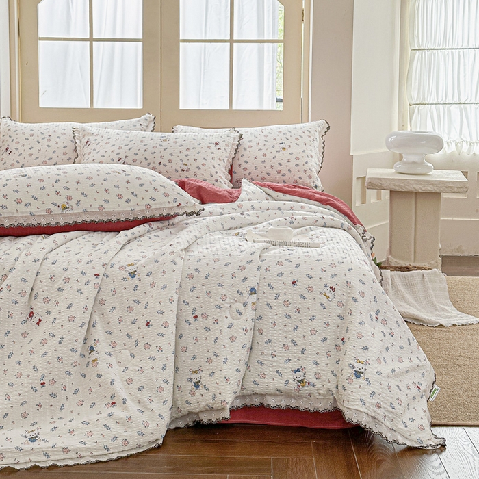 91家纺网 家纺一手货源 找家纺 桔禾家纺 2026新款高克重小清新可爱风泡芙棉全棉镂空花边款夏被四件套夏凉被空调被四件套 花町软猫