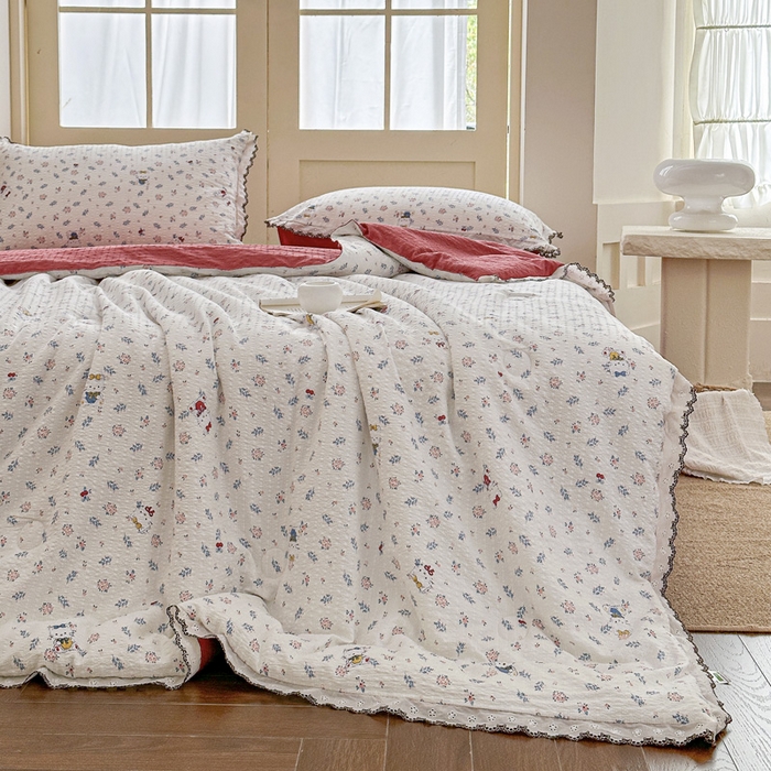 91家纺网 家纺一手货源 找家纺 桔禾家纺 2026新款高克重小清新可爱风泡芙棉全棉镂空花边款夏被四件套夏凉被空调被四件套 花町软猫