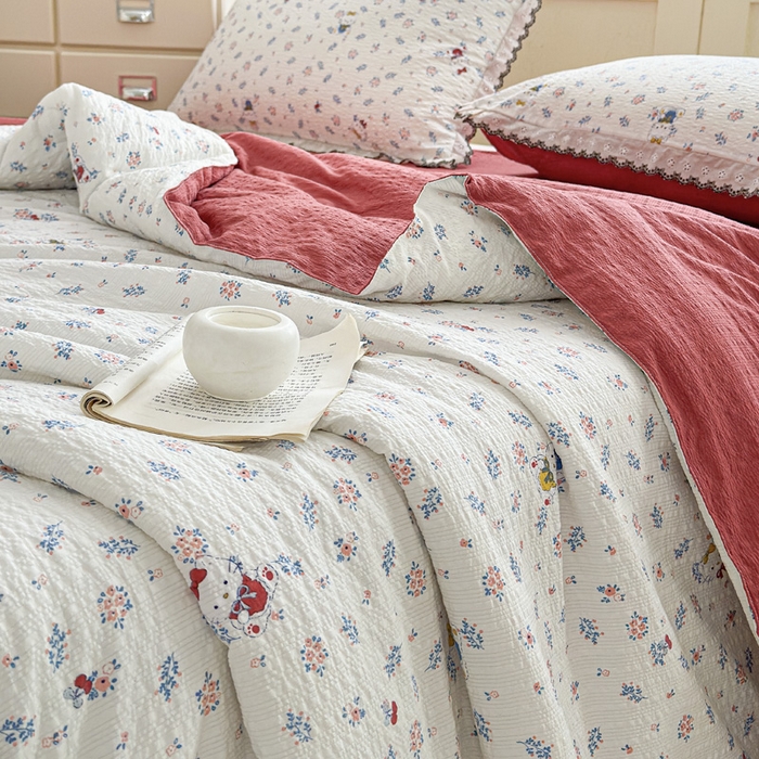 91家纺网 家纺一手货源 找家纺 桔禾家纺 2026新款高克重小清新可爱风泡芙棉全棉镂空花边款夏被四件套夏凉被空调被四件套 花町软猫