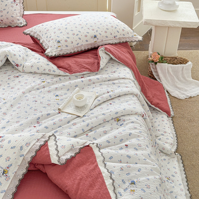 91家纺网 家纺一手货源 找家纺 桔禾家纺 2026新款高克重小清新可爱风泡芙棉全棉镂空花边款夏被四件套夏凉被空调被四件套 花町软猫