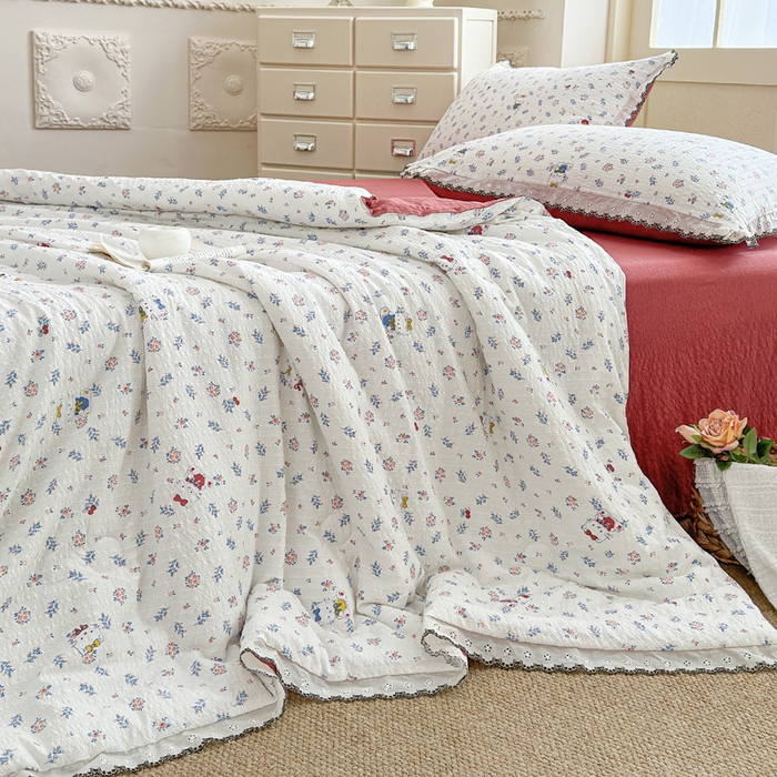 91家纺网 家纺一手货源 找家纺 桔禾家纺 2026新款高克重小清新可爱风泡芙棉全棉镂空花边款夏被四件套夏凉被空调被四件套 花町软猫