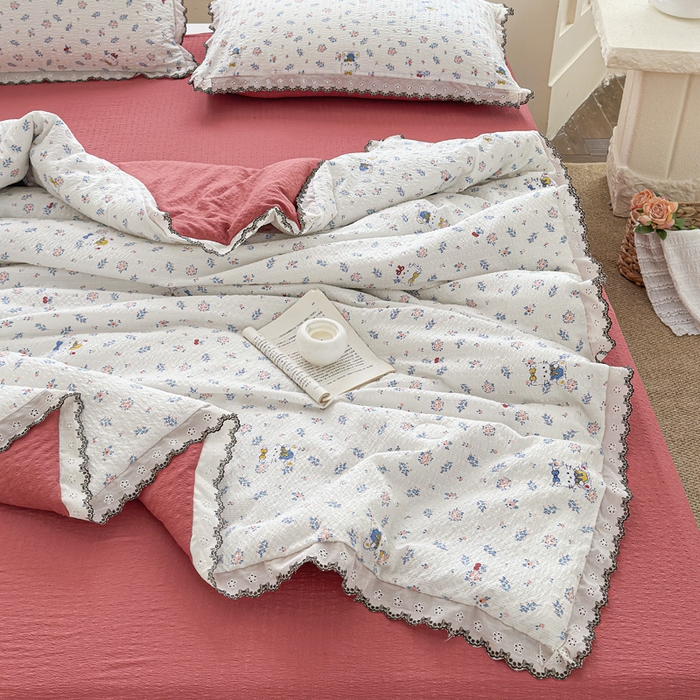 91家纺网 家纺一手货源 找家纺 桔禾家纺 2026新款高克重小清新可爱风泡芙棉全棉镂空花边款夏被四件套夏凉被空调被四件套 花町软猫