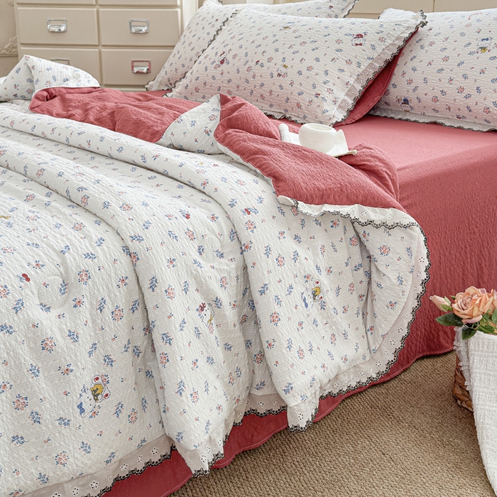 91家纺网 家纺一手货源 找家纺 桔禾家纺 2026新款高克重小清新可爱风泡芙棉全棉镂空花边款夏被四件套夏凉被空调被四件套 花町软猫