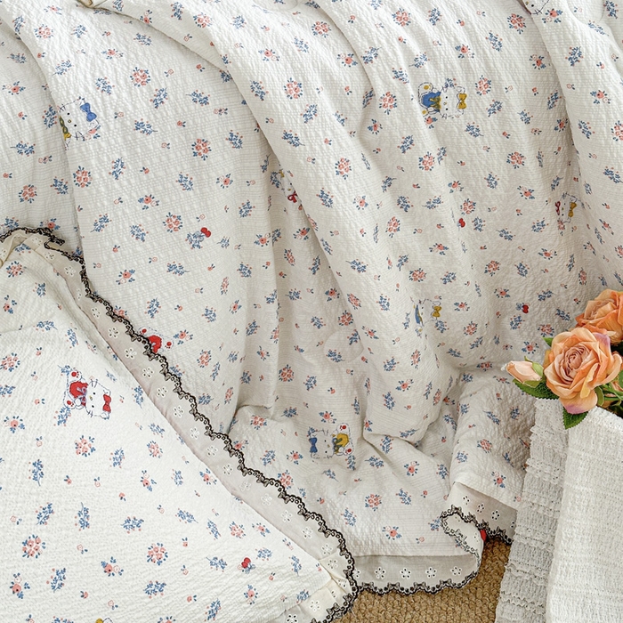 91家纺网 家纺一手货源 找家纺 桔禾家纺 2026新款高克重小清新可爱风泡芙棉全棉镂空花边款夏被四件套夏凉被空调被四件套 花町软猫