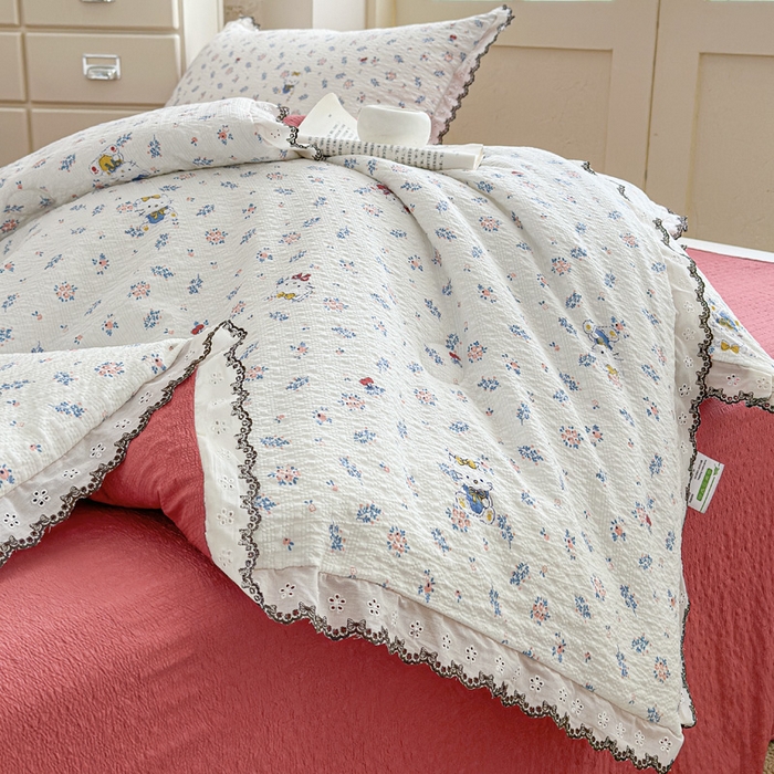 91家纺网 家纺一手货源 找家纺 桔禾家纺 2026新款高克重小清新可爱风泡芙棉全棉镂空花边款夏被四件套夏凉被空调被四件套 花町软猫