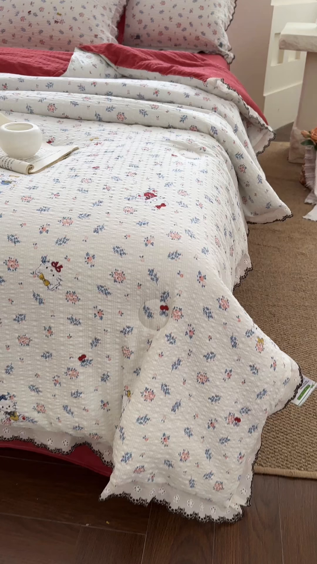 91家纺网 家纺一手货源 找家纺 桔禾家纺 2026新款高克重小清新可爱风泡芙棉全棉镂空花边款夏被四件套夏凉被空调被四件套 花町软猫