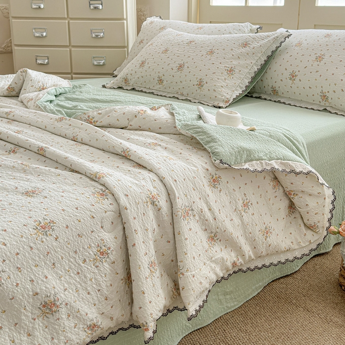 91家纺网 家纺一手货源 找家纺 桔禾家纺 2026新款高克重小清新可爱风泡芙棉全棉镂空花边款夏被四件套夏凉被空调被四件套 花枝梦