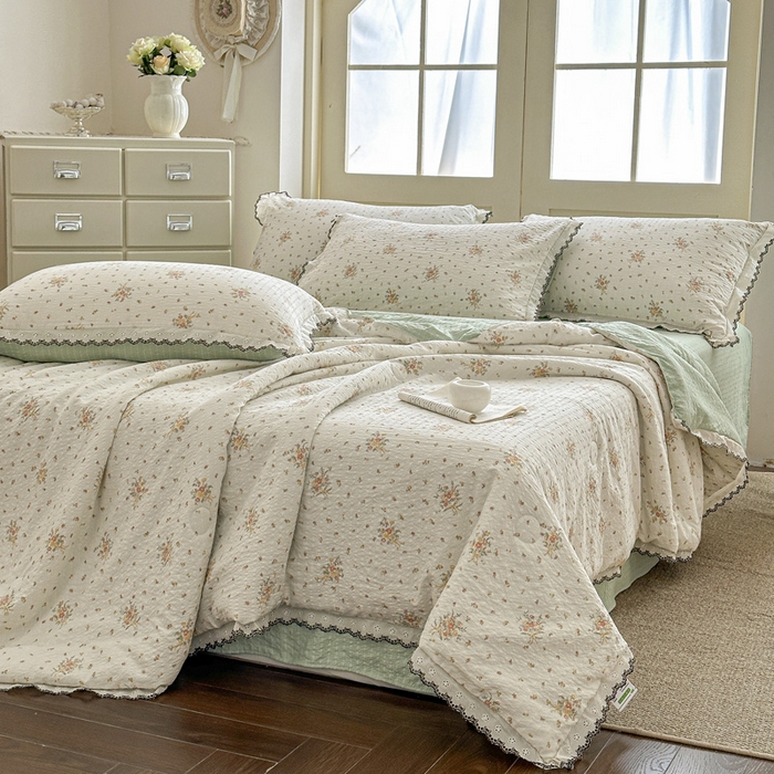 91家纺网 家纺一手货源 找家纺 桔禾家纺 2026新款高克重小清新可爱风泡芙棉全棉镂空花边款夏被四件套夏凉被空调被四件套 花枝梦