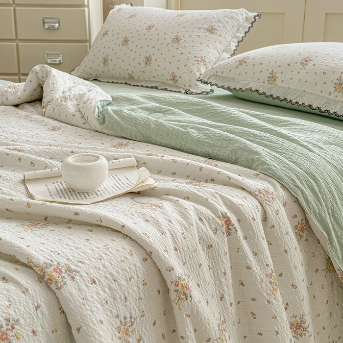 91家纺网 家纺一手货源 找家纺 桔禾家纺 2026新款高克重小清新可爱风泡芙棉全棉镂空花边款夏被四件套夏凉被空调被四件套 花枝梦