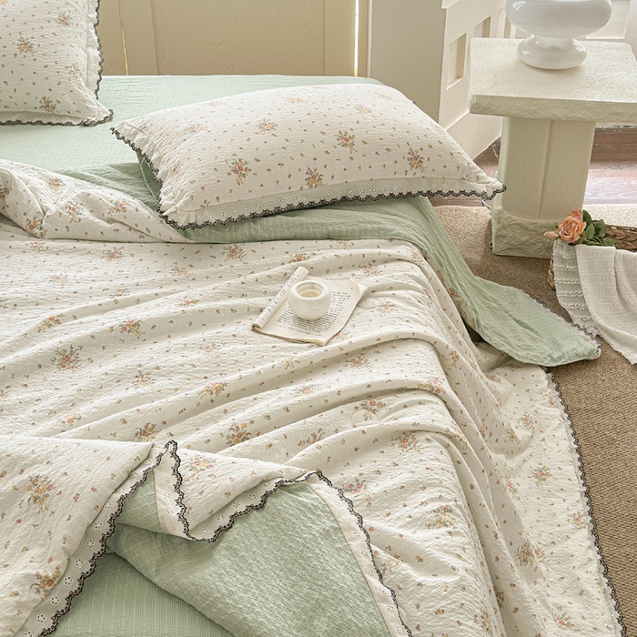 91家纺网 家纺一手货源 找家纺 桔禾家纺 2026新款高克重小清新可爱风泡芙棉全棉镂空花边款夏被四件套夏凉被空调被四件套 花枝梦