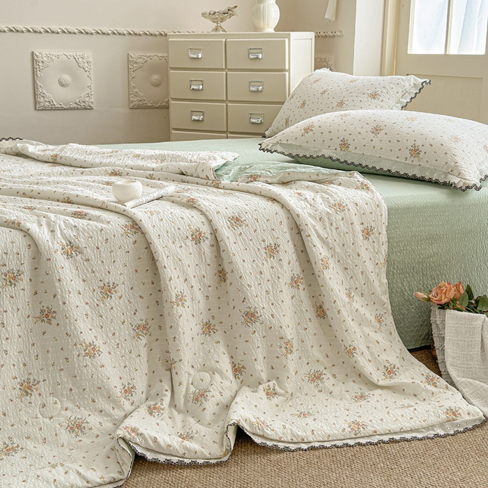 91家纺网 家纺一手货源 找家纺 桔禾家纺 2026新款高克重小清新可爱风泡芙棉全棉镂空花边款夏被四件套夏凉被空调被四件套 花枝梦