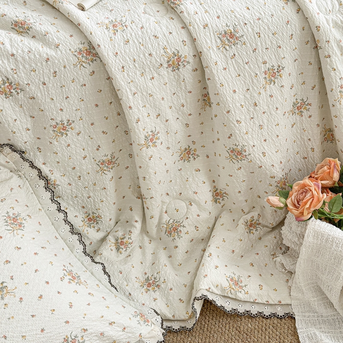 91家纺网 家纺一手货源 找家纺 桔禾家纺 2026新款高克重小清新可爱风泡芙棉全棉镂空花边款夏被四件套夏凉被空调被四件套 花枝梦