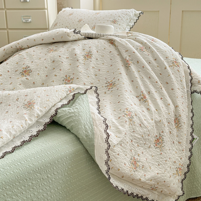 91家纺网 家纺一手货源 找家纺 桔禾家纺 2026新款高克重小清新可爱风泡芙棉全棉镂空花边款夏被四件套夏凉被空调被四件套 花枝梦