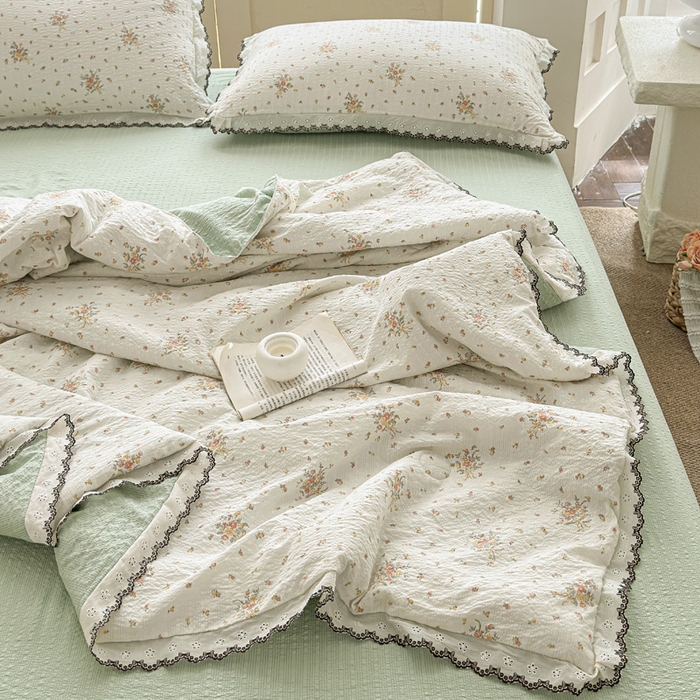 91家纺网 家纺一手货源 找家纺 桔禾家纺 2026新款高克重小清新可爱风泡芙棉全棉镂空花边款夏被四件套夏凉被空调被四件套 花枝梦