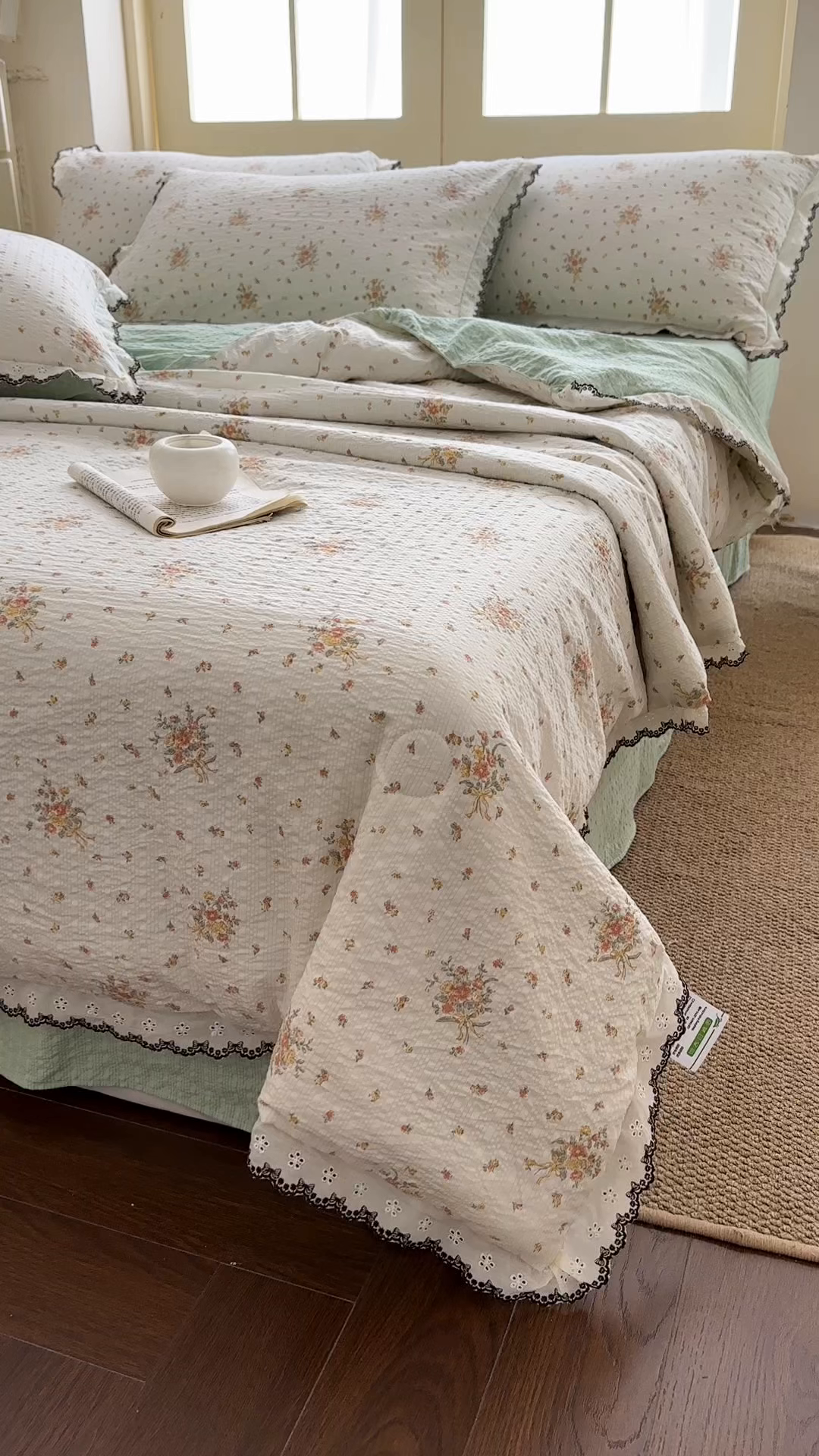 91家纺网 家纺一手货源 找家纺 桔禾家纺 2026新款高克重小清新可爱风泡芙棉全棉镂空花边款夏被四件套夏凉被空调被四件套 花枝梦