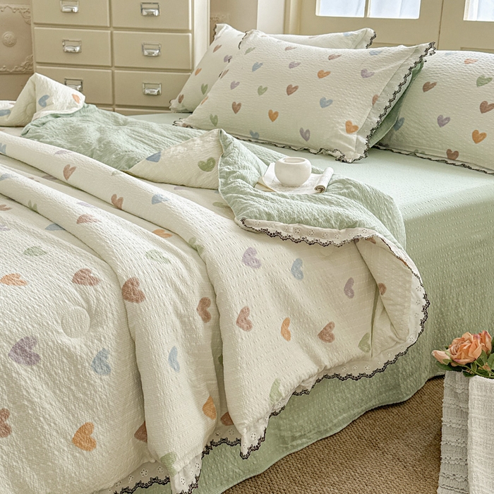 91家纺网 家纺一手货源 找家纺 桔禾家纺 2026新款高克重小清新可爱风泡芙棉全棉镂空花边款夏被四件套夏凉被空调被四件套 马卡龙爱心