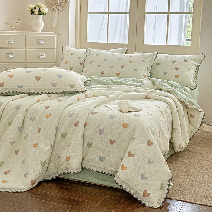 91家纺网 家纺一手货源 找家纺 桔禾家纺 2026新款高克重小清新可爱风泡芙棉全棉镂空花边款夏被四件套夏凉被空调被四件套 马卡龙爱心