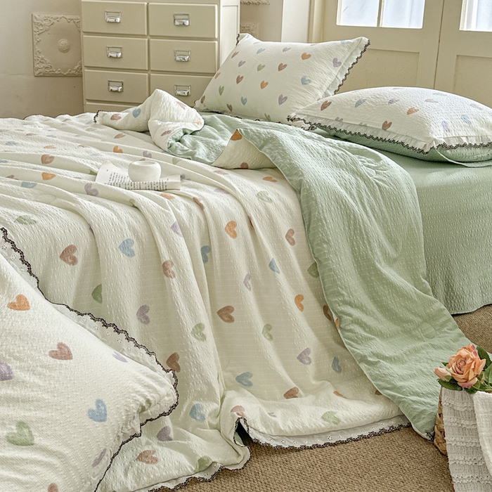 91家纺网 家纺一手货源 找家纺 桔禾家纺 2026新款高克重小清新可爱风泡芙棉全棉镂空花边款夏被四件套夏凉被空调被四件套 马卡龙爱心